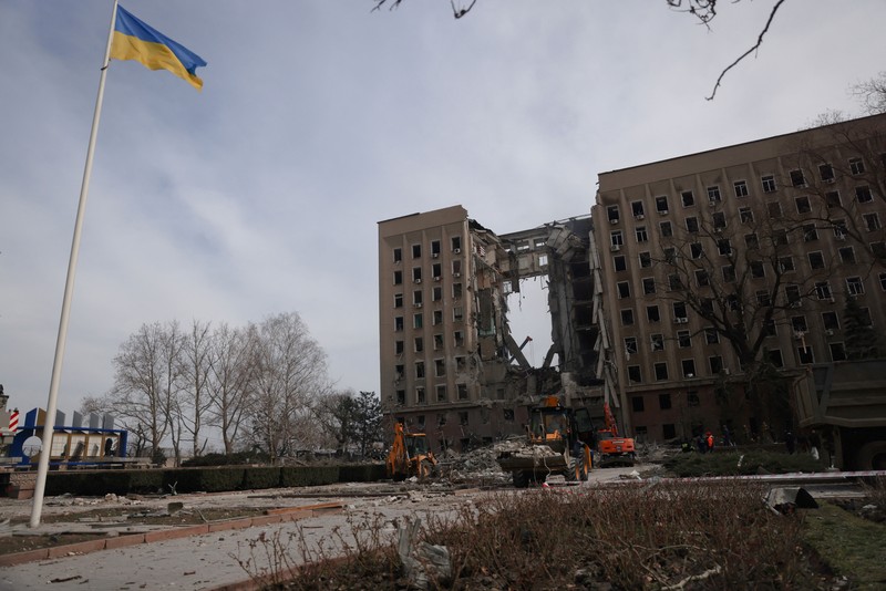 Serangan Rusia Hancurkan Gedung Pemerintah Ukraina di Mykolaiv Petugas pemadam kebakaran bekerja di gedung pemerintah daerah Mykolaiv, Ukraina, yang hancur menyusul serangan Rusia, Selasa (29/3/2022). Sedikitnya 12 orang tewas dan 33 lainnya luka-luka dalam serangan rudal tersebut. (AP Photo/Petros Giannakouris)