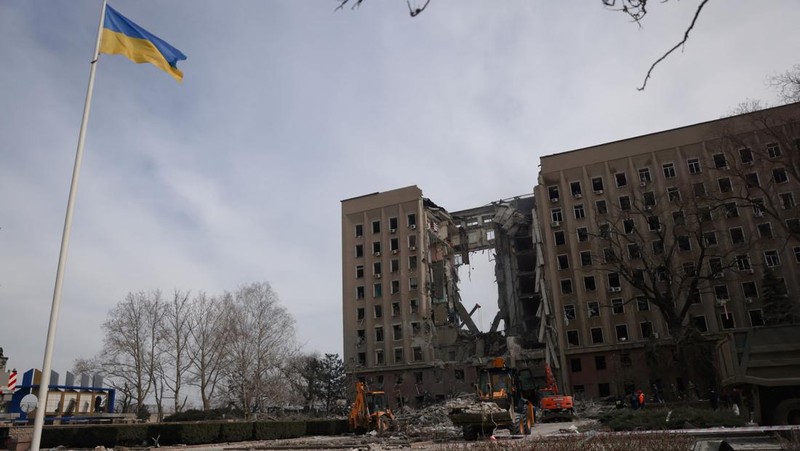 Petugas pemadam kebakaran bekerja di gedung pemerintah daerah Mykolaiv, Ukraina, yang hancur menyusul serangan Rusia, Selasa (29/3/2022). Sedikitnya 12 orang tewas dan 33 lainnya luka-luka dalam serangan rudal tersebut. (AP Photo/Petros Giannakouris)