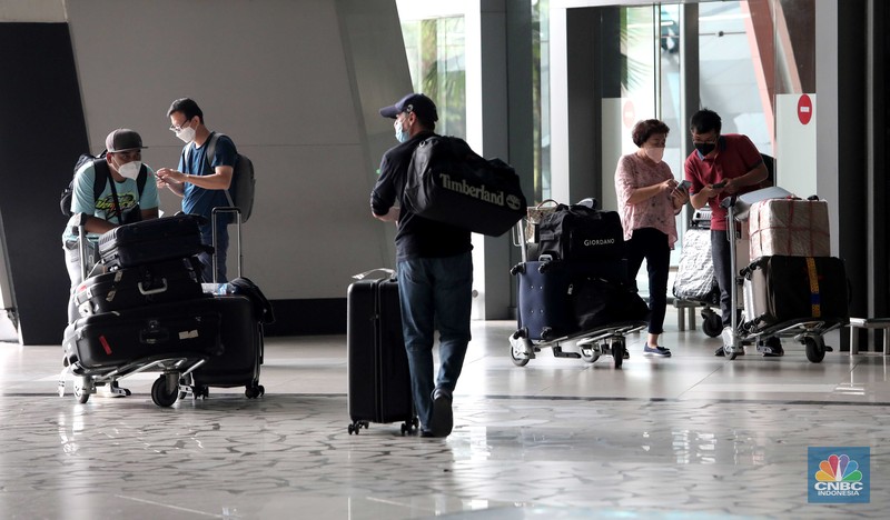 Suasana kedatangan penumpang pesawat di Terminal 3 Bandara Soekarno Hatta Suasana kedatangan penumpang pesawat di Terminal 3 Bandara Soekarno Hatta, Tangerang, Banten, Rabu (30/3/2022). (CNBC Indonesia/ Muhammad Sabki)