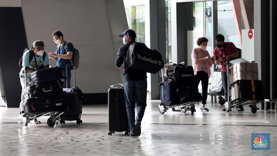 Suasana kedatangan penumpang pesawat di Terminal 3 Bandara Soekarno Hatta, Tangerang, Banten, Rabu (30/3/2022). (CNBC Indonesia/ Muhammad Sabki)