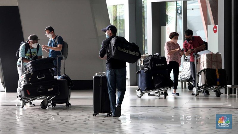 Suasana kedatangan penumpang pesawat di Terminal 3 Bandara Soekarno Hatta, Tangerang, Banten, Rabu (30/3/2022). (CNBC Indonesia/ Muhammad Sabki)