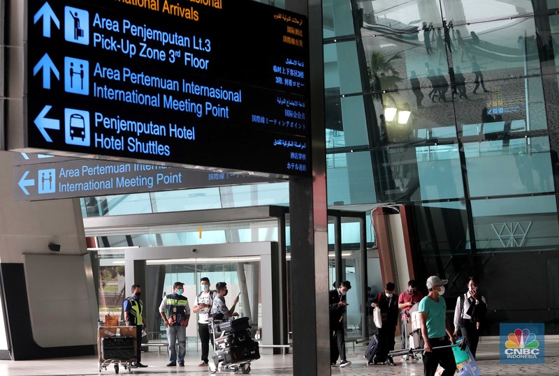 Suasana kedatangan penumpang pesawat di Terminal 3 Bandara Soekarno Hatta, Tangerang, Banten, Rabu (30/3/2022). (CNBC Indonesia/ Muhammad Sabki)