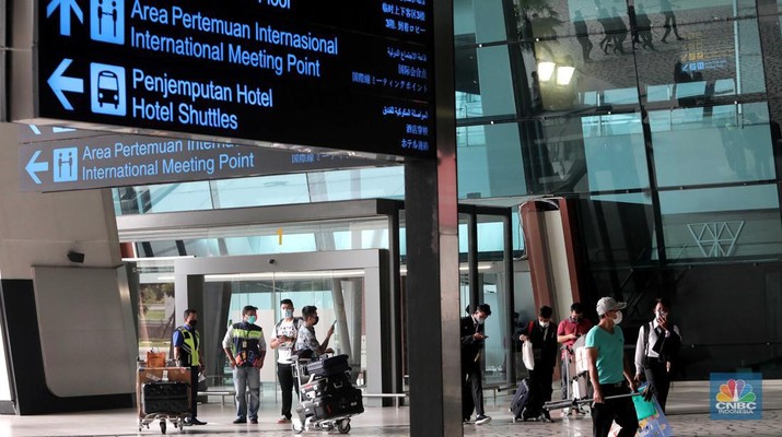 Suasana kedatangan penumpang pesawat di Terminal 3 Bandara Soekarno Hatta, Tangerang, Banten, Rabu (30/3/2022). (CNBC Indonesia/ Muhammad Sabki)