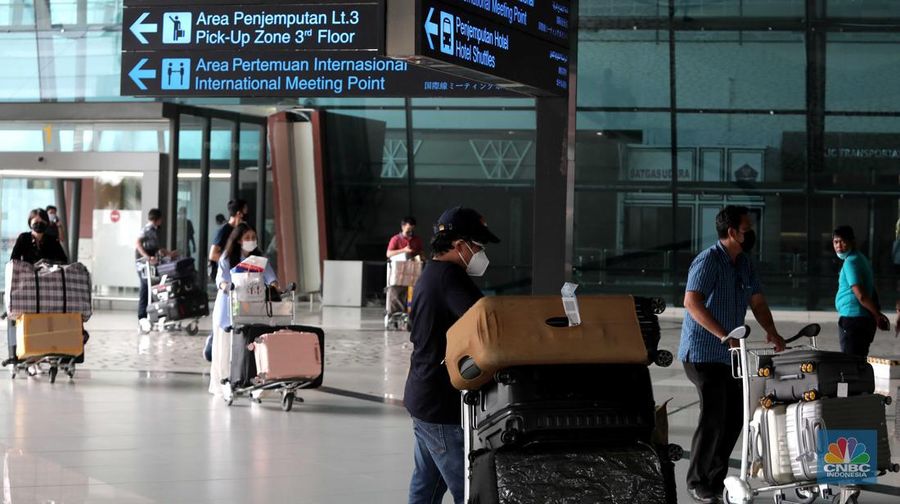 Suasana kedatangan penumpang pesawat di Terminal 3 Bandara Soekarno Hatta, Tangerang, Banten, Rabu (30/3/2022). (CNBC Indonesia/ Muhammad Sabki)
