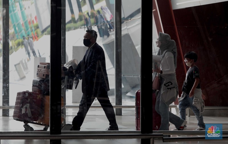Suasana kedatangan penumpang pesawat di Terminal 3 Bandara Soekarno Hatta Suasana kedatangan penumpang pesawat di Terminal 3 Bandara Soekarno Hatta, Tangerang, Banten, Rabu (30/3/2022). (CNBC Indonesia/ Muhammad Sabki)