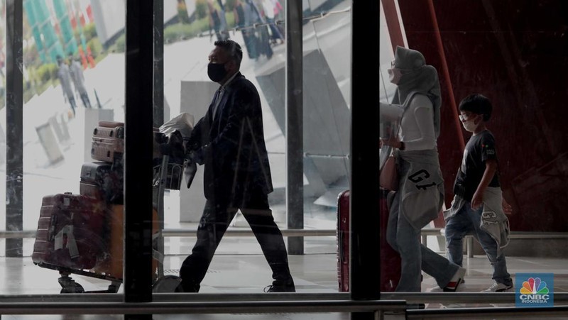 Suasana kedatangan penumpang pesawat di Terminal 3 Bandara Soekarno Hatta, Tangerang, Banten, Rabu (30/3/2022). (CNBC Indonesia/ Muhammad Sabki)