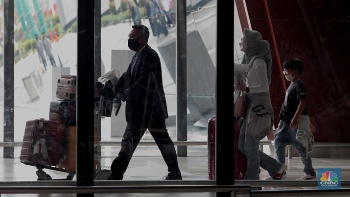 Suasana kedatangan penumpang pesawat di Terminal 3 Bandara Soekarno Hatta Suasana kedatangan penumpang pesawat di Terminal 3 Bandara Soekarno Hatta, Tangerang, Banten, Rabu (30/3/2022). (CNBC Indonesia/ Muhammad Sabki)
