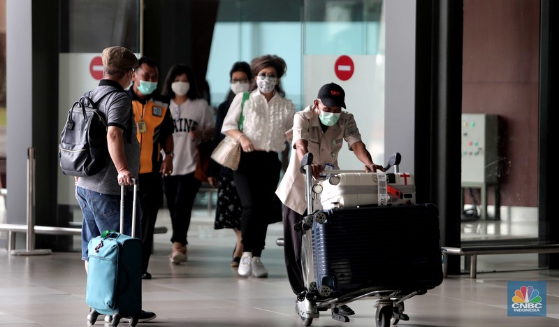 Suasana kedatangan penumpang pesawat di Terminal 3 Bandara Soekarno Hatta Suasana kedatangan penumpang pesawat di Terminal 3 Bandara Soekarno Hatta, Tangerang, Banten, Rabu (30/3/2022). (CNBC Indonesia/ Muhammad Sabki)