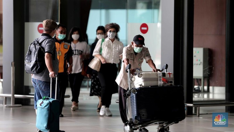 Suasana kedatangan penumpang pesawat di Terminal 3 Bandara Soekarno Hatta, Tangerang, Banten, Rabu (30/3/2022). (CNBC Indonesia/ Muhammad Sabki)