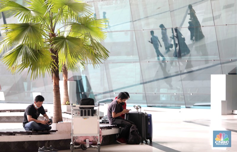 Suasana kedatangan penumpang pesawat di Terminal 3 Bandara Soekarno Hatta Suasana kedatangan penumpang pesawat di Terminal 3 Bandara Soekarno Hatta, Tangerang, Banten, Rabu (30/3/2022). (CNBC Indonesia/ Muhammad Sabki)