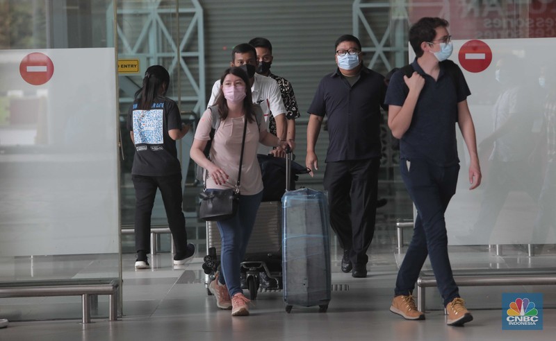 Suasana kedatangan penumpang pesawat di Terminal 3 Bandara Soekarno Hatta Suasana kedatangan penumpang pesawat di Terminal 3 Bandara Soekarno Hatta, Tangerang, Banten, Rabu (30/3/2022). (CNBC Indonesia/ Muhammad Sabki)