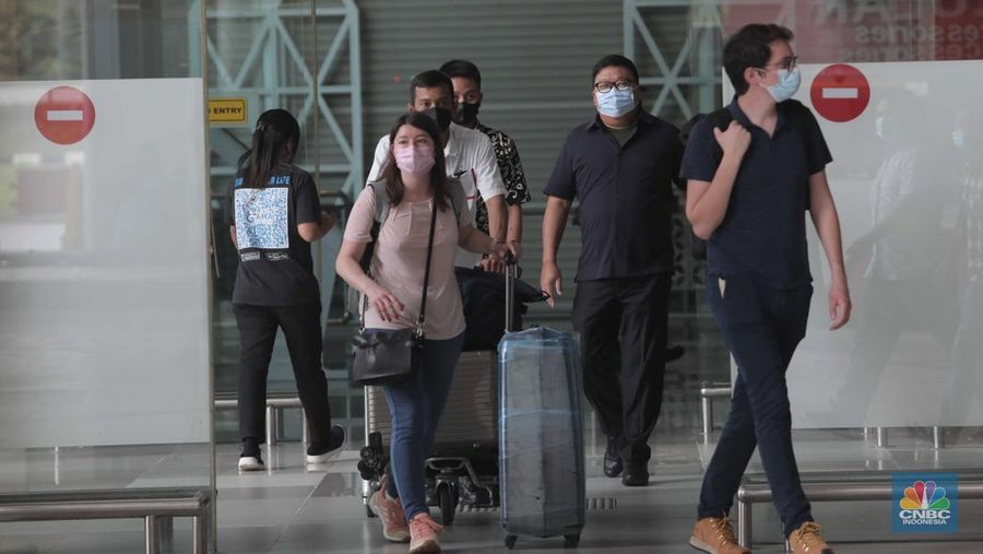 Suasana kedatangan penumpang pesawat di Terminal 3 Bandara Soekarno Hatta, Tangerang, Banten, Rabu (30/3/2022). (CNBC Indonesia/ Muhammad Sabki)