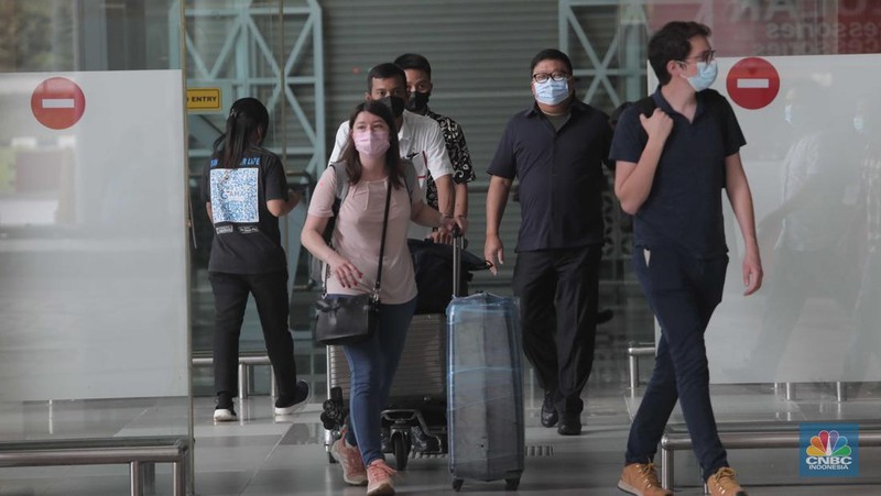 Suasana kedatangan penumpang pesawat di Terminal 3 Bandara Soekarno Hatta, Tangerang, Banten, Rabu (30/3/2022). (CNBC Indonesia/ Muhammad Sabki)