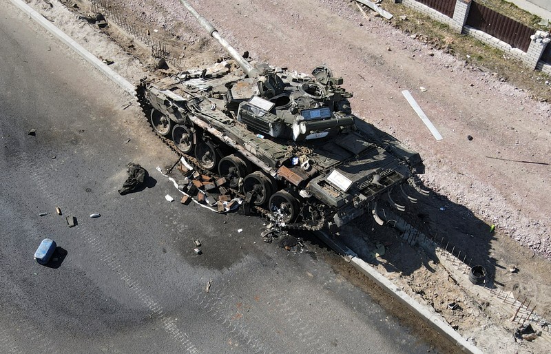 Bangkai Armored Personnel Carriers (APC) dan kendaraan militer terlihat di garis depan dekat Kyiv saat serangan Rusia ke Ukraina, Ukraina, Selasa (29/3/2022). (REUTERS/Gleb Garanich)