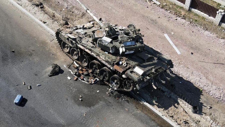 Bangkai Armored Personnel Carriers (APC) dan kendaraan militer terlihat di garis depan dekat Kyiv saat serangan Rusia ke Ukraina, Ukraina, Selasa (29/3/2022). (REUTERS/Gleb Garanich)
