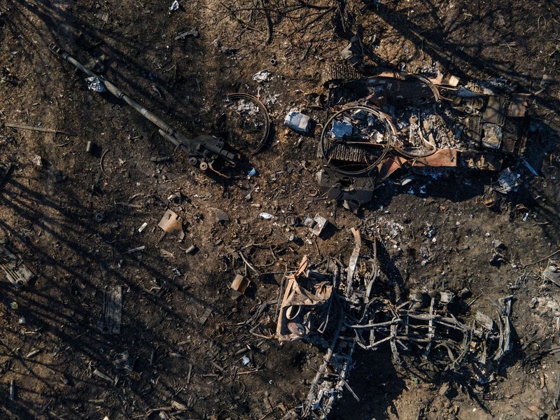 Kendaraan Militer Rusia Tank Rusia Hancur Terbakar di Ukraina Bangkai Armored Personnel Carriers (APC) dan kendaraan militer terlihat di garis depan dekat Kyiv saat serangan Rusia ke Ukraina, Ukraina, Selasa (29/3/2022). (REUTERS/Gleb Garanich)