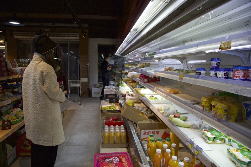 Warga Shanghai Panic Buying Membeli Makanan akibat Lockdown China Warga mengantre untuk membeli makanan di area perbelanjaan utama saat pemberlakuan lockdown akibat meningkatnya penyebaran COVID-19 di Shanghai, China, Selasa (29/3/2022). (REUTERS/Aly Song)