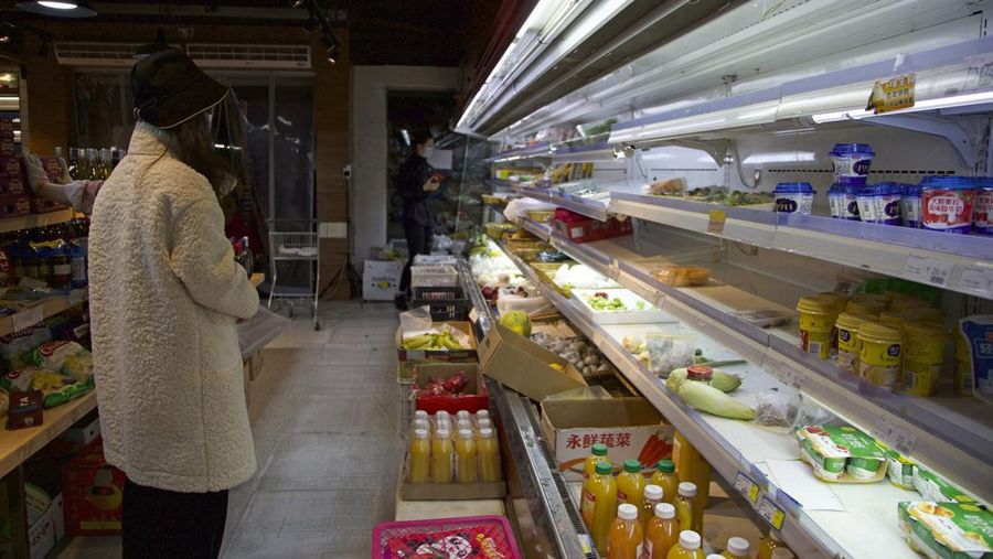Warga mengantre untuk membeli makanan di area perbelanjaan utama saat pemberlakuan lockdown akibat meningkatnya penyebaran COVID-19 di Shanghai, China, Selasa (29/3/2022). (REUTERS/Aly Song)