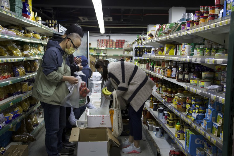 Warga Shanghai Panic Buying Membeli Makanan akibat Lockdown China Warga mengantre untuk membeli makanan di area perbelanjaan utama saat pemberlakuan lockdown akibat meningkatnya penyebaran COVID-19 di Shanghai, China, Selasa (29/3/2022). (REUTERS/Aly Song)