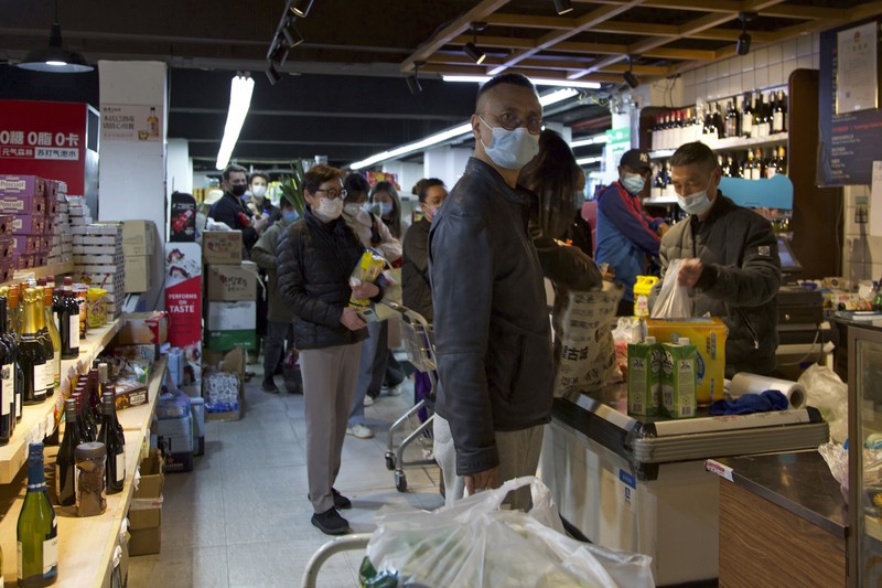 Warga Shanghai Panic Buying Membeli Makanan akibat Lockdown China Warga mengantre untuk membeli makanan di area perbelanjaan utama saat pemberlakuan lockdown akibat meningkatnya penyebaran COVID-19 di Shanghai, China, Selasa (29/3/2022). (REUTERS/Aly Song)