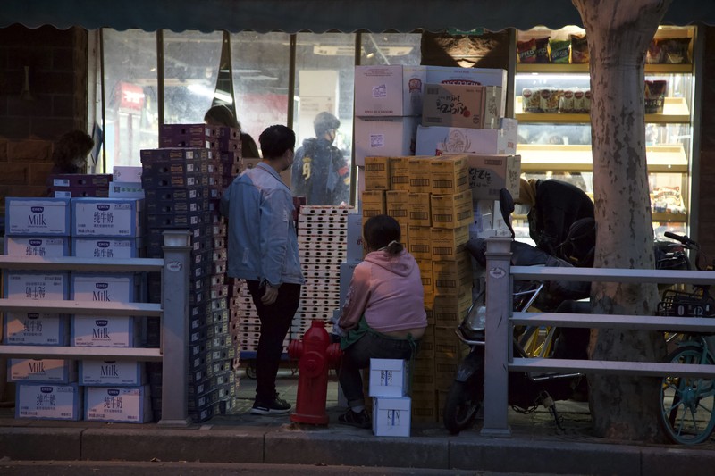 Warga Shanghai Panic Buying Membeli Makanan akibat Lockdown China Warga mengantre untuk membeli makanan di area perbelanjaan utama saat pemberlakuan lockdown akibat meningkatnya penyebaran COVID-19 di Shanghai, China, Selasa (29/3/2022). (REUTERS/Aly Song)