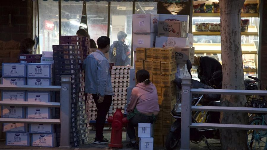 Warga mengantre untuk membeli makanan di area perbelanjaan utama saat pemberlakuan lockdown akibat meningkatnya penyebaran COVID-19 di Shanghai, China, Selasa (29/3/2022). (REUTERS/Aly Song)