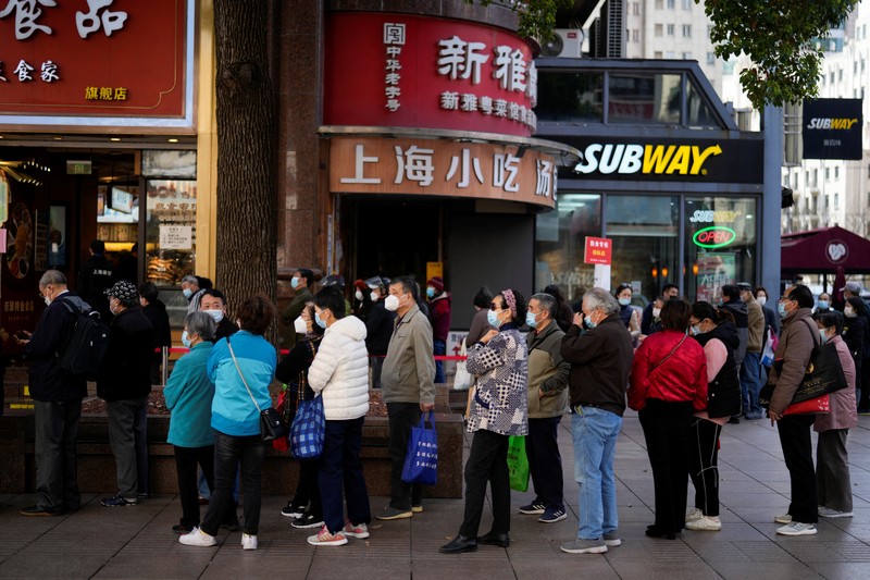 Warga Shanghai Panic Buying Membeli Makanan akibat Lockdown China Warga mengantre untuk membeli makanan di area perbelanjaan utama saat pemberlakuan lockdown akibat meningkatnya penyebaran COVID-19 di Shanghai, China, Selasa (29/3/2022). (REUTERS/Aly Song)