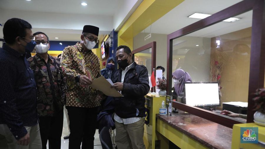 Direktur Jenderal Pajak Suryo Utomo saat memantau pelaporan SPT Tahunan Pajak di KPP Pratama Jakarta Palmerah, Kamis (31/3/2022). Batas akhir lapor SPT Tahunan bagi Wajib Pajak Orang Pribadi berakhir hari ini pada 31 Maret 2022. (CNBC Indonesia/ Muhammad Sabki)