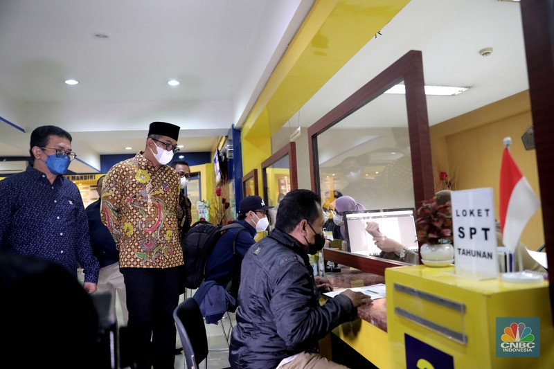 Direktur Jenderal Pajak Suryo Utomo saat memantau pelaporan SPT Tahunan Pajak Direktur Jenderal Pajak Suryo Utomo saat memantau pelaporan SPT Tahunan Pajak di KPP Pratama Jakarta Palmerah, Kamis (31/3/2022). Batas akhir lapor SPT Tahunan bagi Wajib Pajak Orang Pribadi berakhir hari ini pada 31 Maret 2022. (CNBC Indonesia/ Muhammad Sabki)