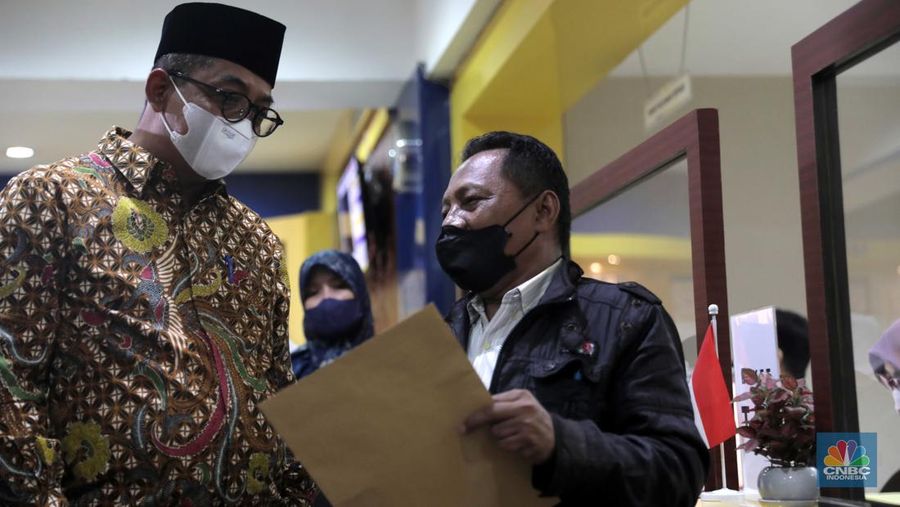 Direktur Jenderal Pajak Suryo Utomo saat memantau pelaporan SPT Tahunan Pajak di KPP Pratama Jakarta Palmerah, Kamis (31/3/2022). Batas akhir lapor SPT Tahunan bagi Wajib Pajak Orang Pribadi berakhir hari ini pada 31 Maret 2022. (CNBC Indonesia/ Muhammad Sabki)