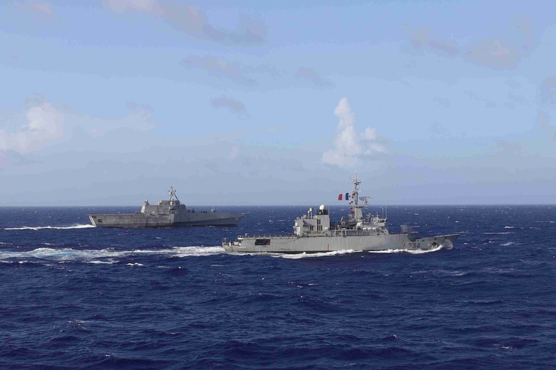 USSCharleston (LCS 18) melakukan latihan taktik divisi dengan MarineNationale fregat FS Vendémiaire (F 734) di Laut Filipina, 28 Maret. (Tangkapan Layar via Twitter @USNavy)