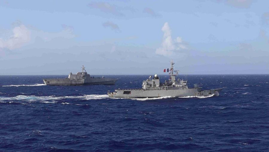 USSCharleston (LCS 18) melakukan latihan taktik divisi dengan MarineNationale fregat FS Vendémiaire (F 734) di Laut Filipina, 28 Maret. (Tangkapan Layar via Twitter @USNavy)