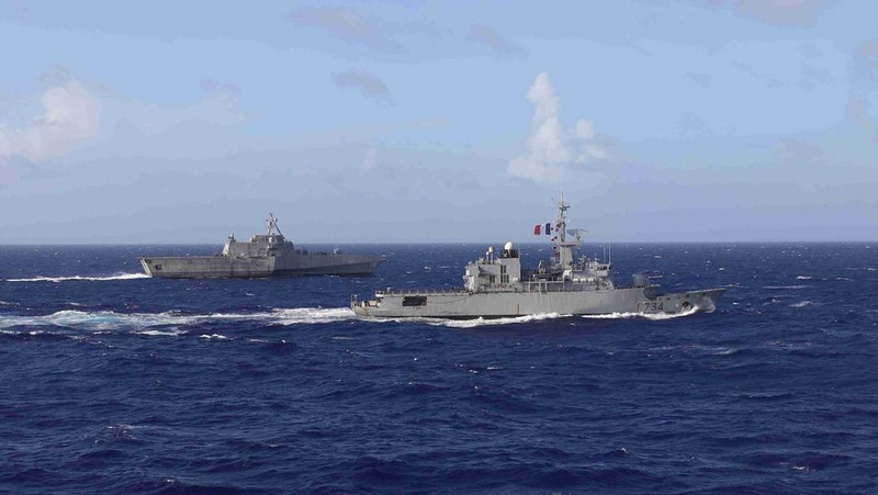 USSCharleston (LCS 18) melakukan latihan taktik divisi dengan MarineNationale fregat FS Vendémiaire (F 734) di Laut Filipina, 28 Maret. (Tangkapan Layar via Twitter @USNavy)