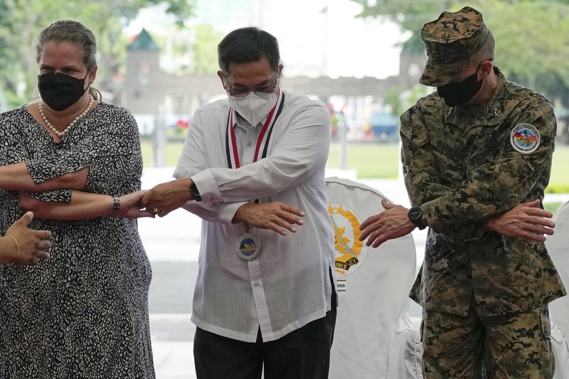 USSCharleston (LCS 18) melakukan latihan taktik divisi dengan MarineNationale fregat FS Vendémiaire (F 734) di Laut Filipina USSCharleston (LCS 18) melakukan latihan taktik divisi dengan MarineNationale fregat FS Vendémiaire (F 734) di Laut Filipina, 28 Maret. (Tangkapan Layar via Twitter @USNavy)