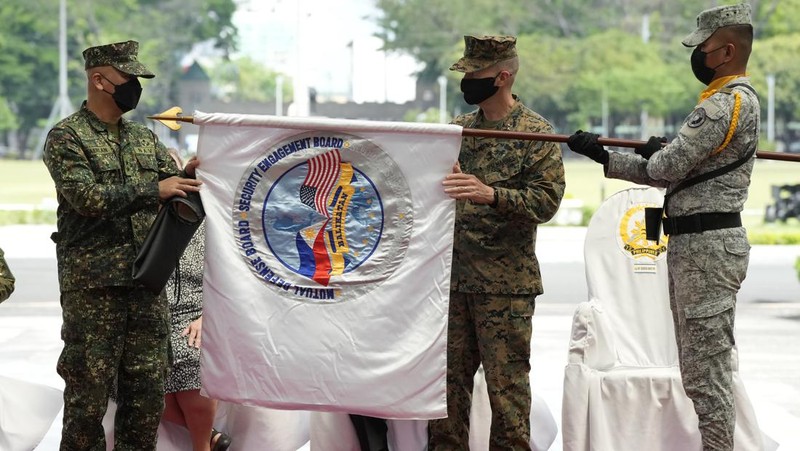 USSCharleston (LCS 18) melakukan latihan taktik divisi dengan MarineNationale fregat FS Vendémiaire (F 734) di Laut Filipina, 28 Maret. (Tangkapan Layar via Twitter @USNavy)