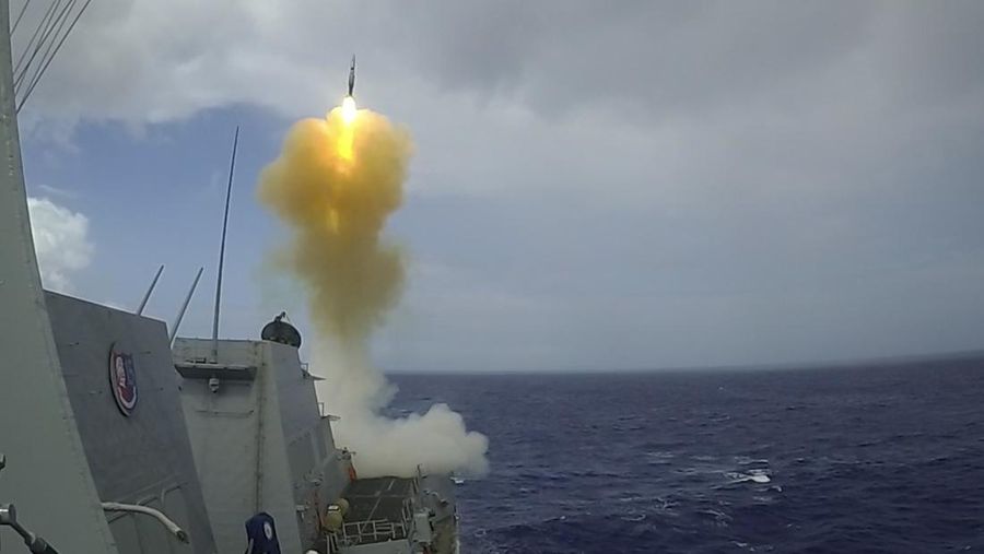 USSCharleston (LCS 18) melakukan latihan taktik divisi dengan MarineNationale fregat FS Vendémiaire (F 734) di Laut Filipina, 28 Maret. (Tangkapan Layar via Twitter @USNavy)