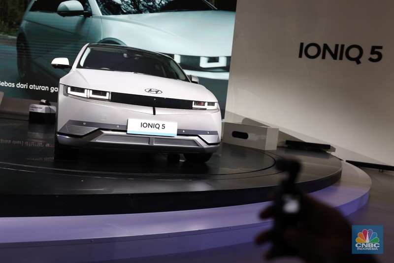 Mobil Listrik Hyundai IONIQ 5 Produksi Indonesia Mobil Listrik Hyundai IONIQ 5 Produksi Indonesia yang di pamerkan dalam ajang Indonesia International Motor Show (IIMS) 2022 di JIExpo-Kemayoran, Kamis (31/3/2022). IONIQ 5 merupakan mobil listrik yang diproduksi di pabrik Hyundai di Cikarang, Jawa Barat. (CNBC Indonesia/ Tri Susilo).