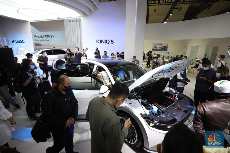Mobil Listrik Hyundai IONIQ 5 Produksi Indonesia Mobil Listrik Hyundai IONIQ 5 Produksi Indonesia yang di pamerkan dalam ajang Indonesia International Motor Show (IIMS) 2022 di JIExpo-Kemayoran, Kamis (31/3/2022). IONIQ 5 merupakan mobil listrik yang diproduksi di pabrik Hyundai di Cikarang, Jawa Barat. (CNBC Indonesia/ Tri Susilo).