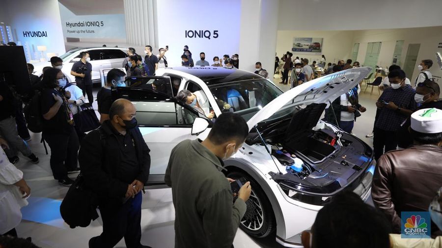 Mobil Listrik Hyundai IONIQ 5 yang di pamerkan dalam ajang Indonesia International Motor Show (IIMS) 2022 di JIExpo-Kemayoran, Kamis (31/3/2022). IONIQ 5 merupakan mobil listrik yang diproduksi di pabrik Hyundai di Cikarang, Jawa Barat.  (վ/ Tri Susilo).