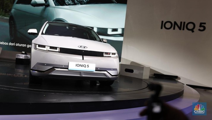 Mobil Listrik Hyundai IONIQ 5 Produksi Indonesia Mobil Listrik Hyundai IONIQ 5 Produksi Indonesia yang di pamerkan dalam ajang Indonesia International Motor Show (IIMS) 2022 di JIExpo-Kemayoran, Kamis (31/3/2022). IONIQ 5 merupakan mobil listrik yang diproduksi di pabrik Hyundai di Cikarang, Jawa Barat. (CNBC Indonesia/ Tri Susilo).