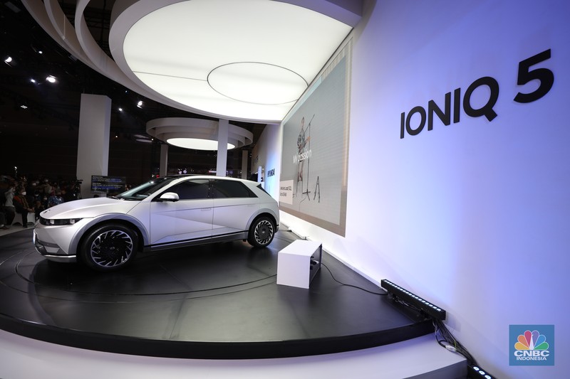 Mobil Listrik Hyundai IONIQ 5 Produksi Indonesia Mobil Listrik Hyundai IONIQ 5 Produksi Indonesia yang di pamerkan dalam ajang Indonesia International Motor Show (IIMS) 2022 di JIExpo-Kemayoran, Kamis (31/3/2022). IONIQ 5 merupakan mobil listrik yang diproduksi di pabrik Hyundai di Cikarang, Jawa Barat. (CNBC Indonesia/ Tri Susilo).