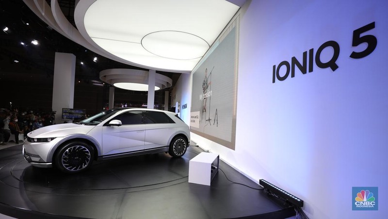 Mobil Listrik Hyundai IONIQ 5 Produksi Indonesia yang di pamerkan dalam ajang Indonesia International Motor Show (IIMS) 2022 di JIExpo-Kemayoran, Kamis (31/3/2022). IONIQ 5 merupakan mobil listrik yang diproduksi di pabrik Hyundai di Cikarang, Jawa Barat.  (CNBC Indonesia/ Tri Susilo).