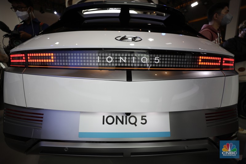 Mobil Listrik Hyundai IONIQ 5 Produksi Indonesia yang di pamerkan dalam ajang Indonesia International Motor Show (IIMS) 2022 di JIExpo-Kemayoran, Kamis (31/3/2022). IONIQ 5 merupakan mobil listrik yang diproduksi di pabrik Hyundai di Cikarang, Jawa Barat.  (CNBC Indonesia/ Tri Susilo).