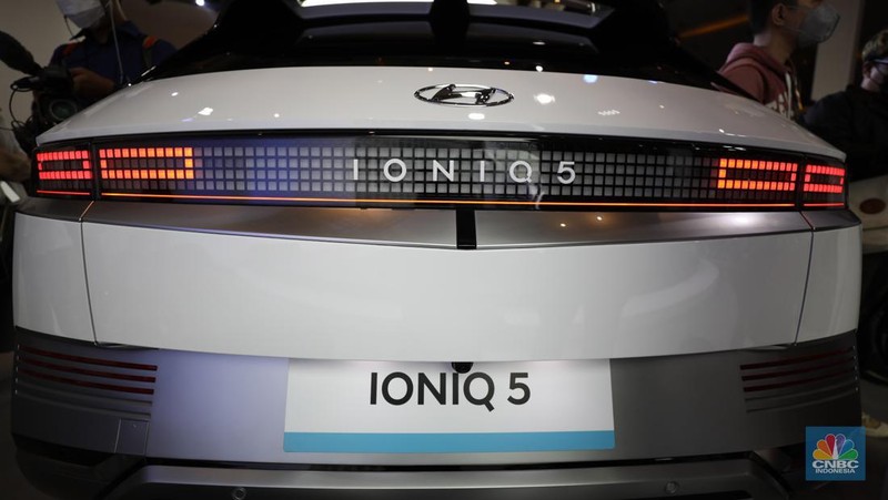 Mobil Listrik Hyundai IONIQ 5 Produksi Indonesia yang di pamerkan dalam ajang Indonesia International Motor Show (IIMS) 2022 di JIExpo-Kemayoran, Kamis (31/3/2022). IONIQ 5 merupakan mobil listrik yang diproduksi di pabrik Hyundai di Cikarang, Jawa Barat.  (CNBC Indonesia/ Tri Susilo).
