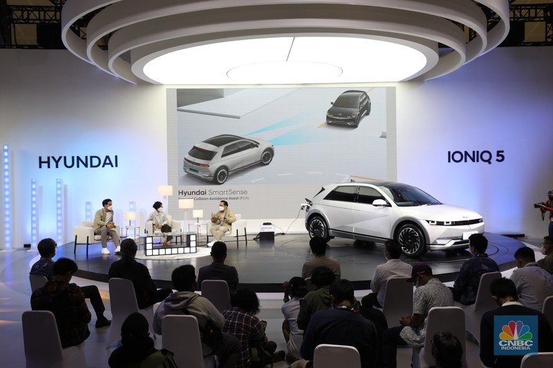 Mobil Listrik Hyundai IONIQ 5 Produksi Indonesia yang di pamerkan dalam ajang Indonesia International Motor Show (IIMS) 2022 di JIExpo-Kemayoran, Kamis (31/3/2022). IONIQ 5 merupakan mobil listrik yang diproduksi di pabrik Hyundai di Cikarang, Jawa Barat.  (CNBC Indonesia/ Tri Susilo).