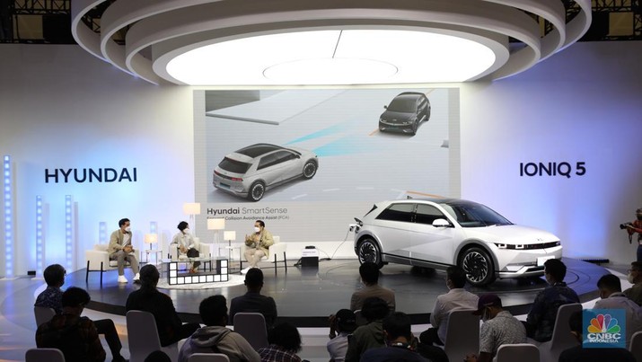 Mobil Listrik Hyundai IONIQ 5 Produksi Indonesia Mobil Listrik Hyundai IONIQ 5 Produksi Indonesia yang di pamerkan dalam ajang Indonesia International Motor Show (IIMS) 2022 di JIExpo-Kemayoran, Kamis (31/3/2022). IONIQ 5 merupakan mobil listrik yang diproduksi di pabrik Hyundai di Cikarang, Jawa Barat. (CNBC Indonesia/ Tri Susilo).