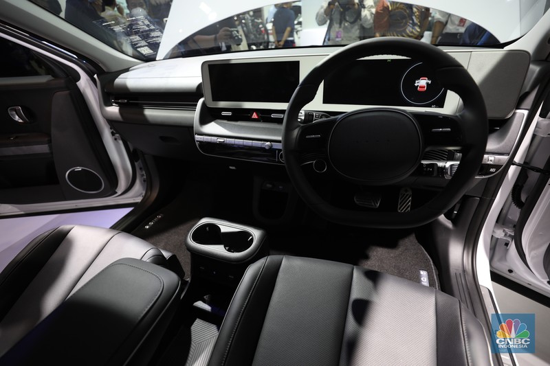 Mobil Listrik Hyundai IONIQ 5 Produksi Indonesia Mobil Listrik Hyundai IONIQ 5 Produksi Indonesia yang di pamerkan dalam ajang Indonesia International Motor Show (IIMS) 2022 di JIExpo-Kemayoran, Kamis (31/3/2022). IONIQ 5 merupakan mobil listrik yang diproduksi di pabrik Hyundai di Cikarang, Jawa Barat. (CNBC Indonesia/ Tri Susilo).