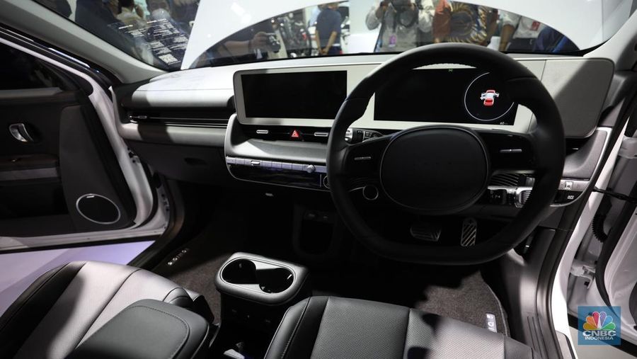 Mobil Listrik Hyundai IONIQ 5 Produksi Indonesia yang di pamerkan dalam ajang Indonesia International Motor Show (IIMS) 2022 di JIExpo-Kemayoran, Kamis (31/3/2022). IONIQ 5 merupakan mobil listrik yang diproduksi di pabrik Hyundai di Cikarang, Jawa Barat.  (CNBC Indonesia/ Tri Susilo).