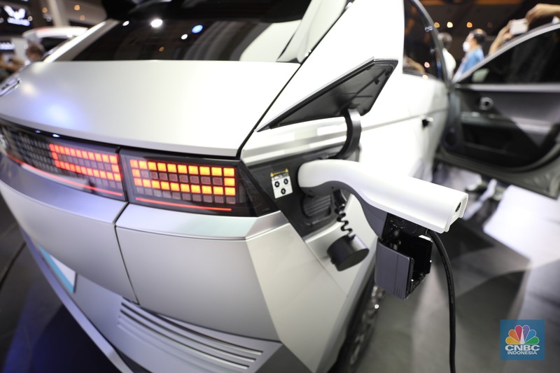 Mobil Listrik Hyundai IONIQ 5 Produksi Indonesia Mobil Listrik Hyundai IONIQ 5 Produksi Indonesia yang di pamerkan dalam ajang Indonesia International Motor Show (IIMS) 2022 di JIExpo-Kemayoran, Kamis (31/3/2022). IONIQ 5 merupakan mobil listrik yang diproduksi di pabrik Hyundai di Cikarang, Jawa Barat. (CNBC Indonesia/ Tri Susilo).