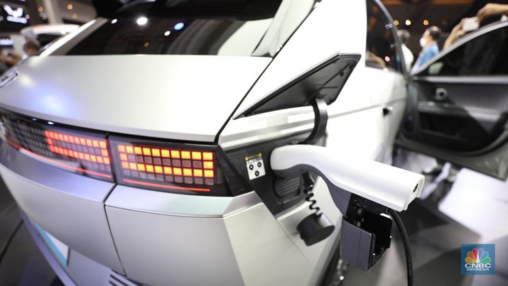 Mobil Listrik Hyundai IONIQ 5 yang di pamerkan dalam ajang Indonesia International Motor Show (IIMS) 2022 di JIExpo-Kemayoran, Kamis (31/3/2022). IONIQ 5 merupakan mobil listrik yang diproduksi di pabrik Hyundai di Cikarang, Jawa Barat. (CNBC Indonesia/ Tri Susilo).